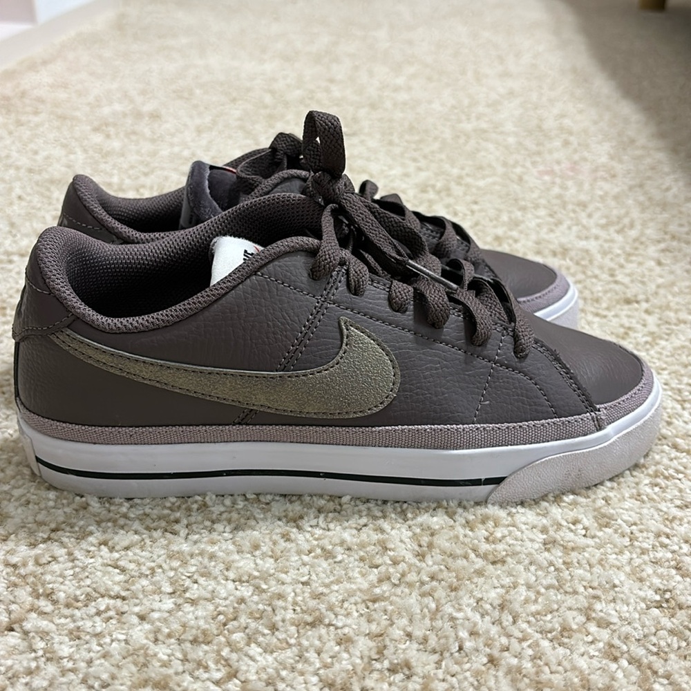 Girls nike blazer low! Size 6!